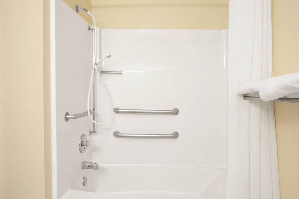 Room, 1 Queen Bed, Accessible, Non Smoking (Accessible) - Photo 4