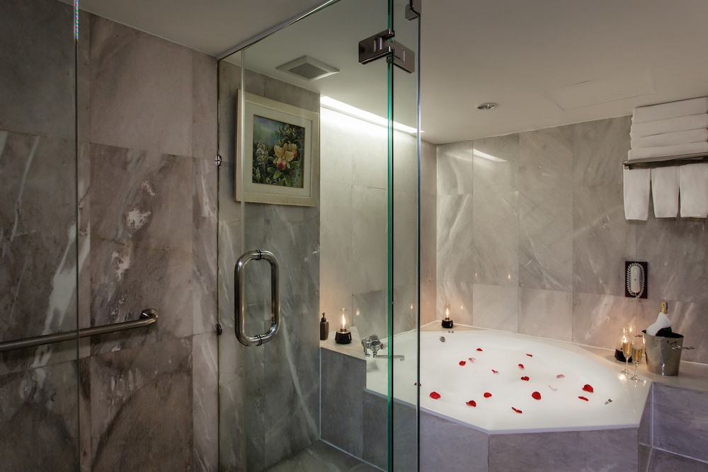 Executive Suite, 2 Queen Beds, Terrace thumbnail 5