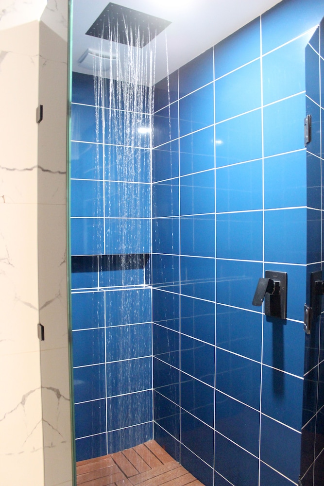 Suite - Photo 2