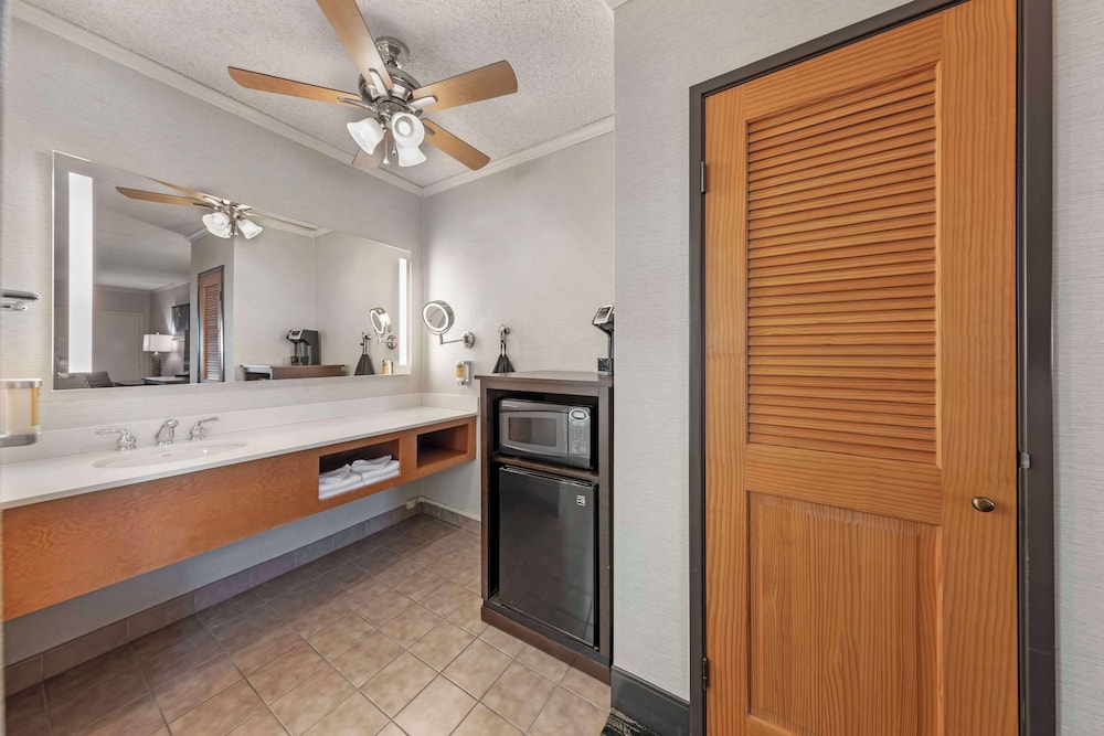 Deluxe Room, 2 Queen Beds, Non Smoking, Refrigerator & Microwave - Photo 8