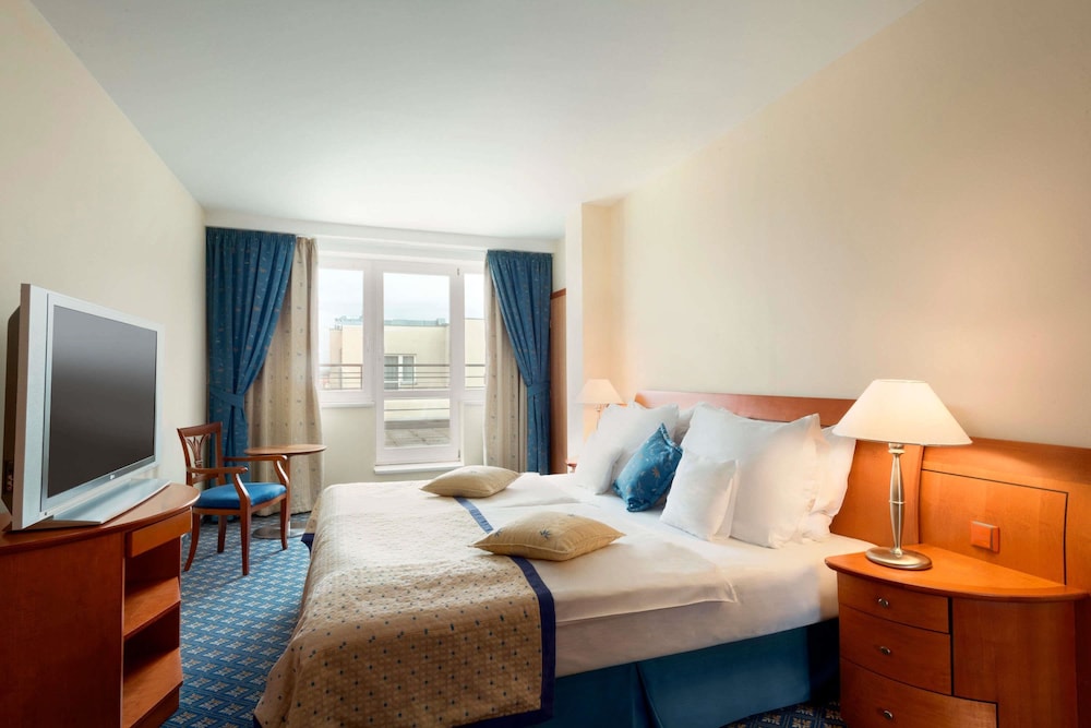 Business Room, 1 King Bed, Non Smoking - Photo 3