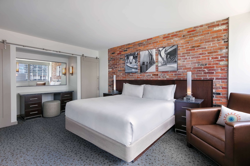 Suite, 1 Bedroom (Lasalle, King, Hearing Accesible) - Photo 4
