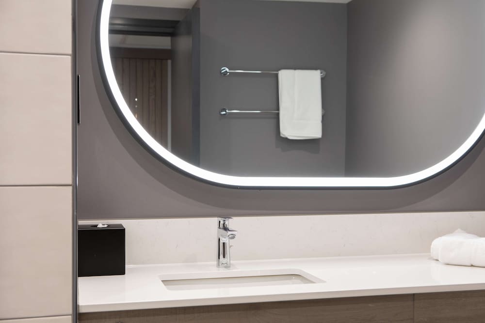 Five Feet to Fitness King Room (occupancy 2) - Photo 2