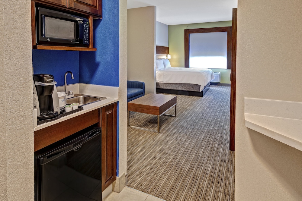 Suite, 1 King Bed - Photo 2
