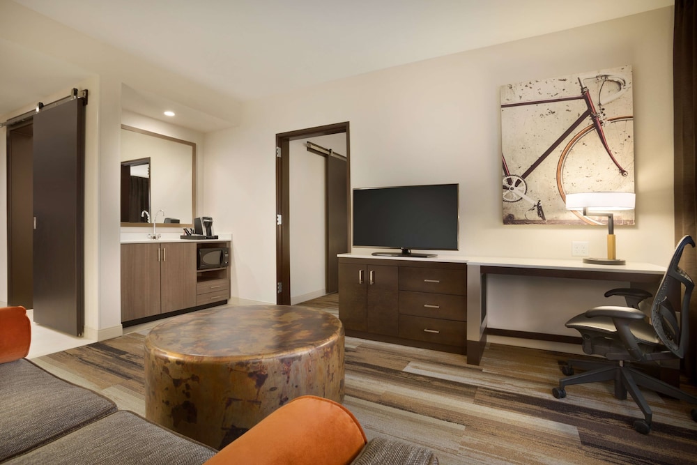 Suite, 1 King Bed, Accessible, Bathtub photo 2