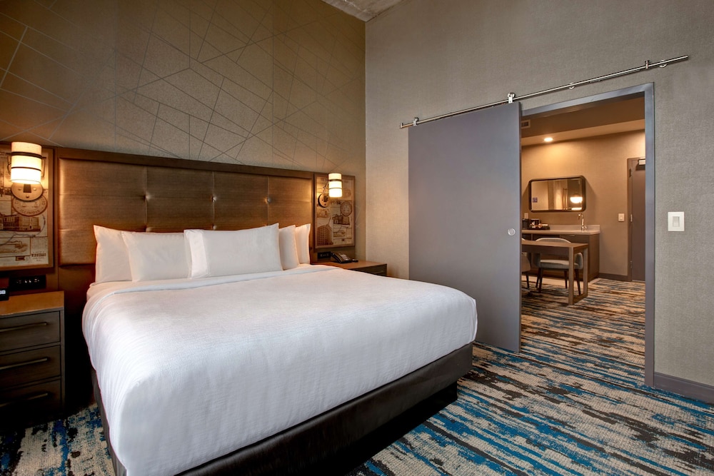 Suite, 1 King Bed - Photo 2