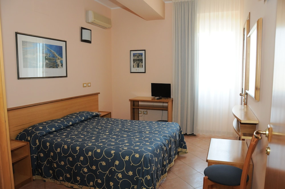 Standard Double or Twin Room, Partial Sea View