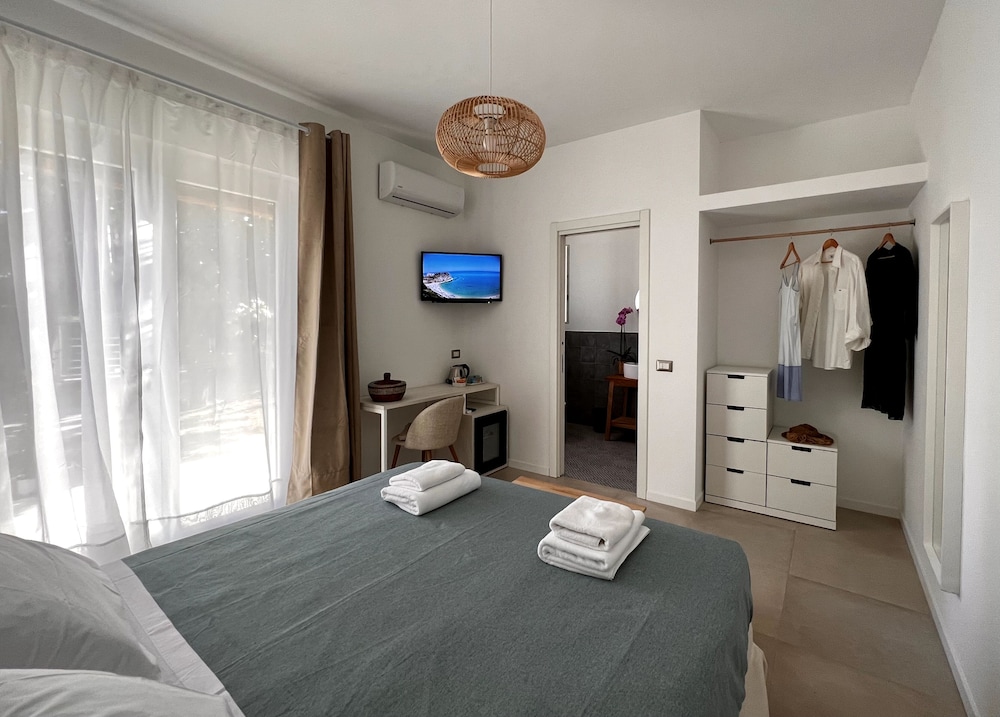 Standard Room, 1 King Bed, Non Smoking, Garden View photo 1