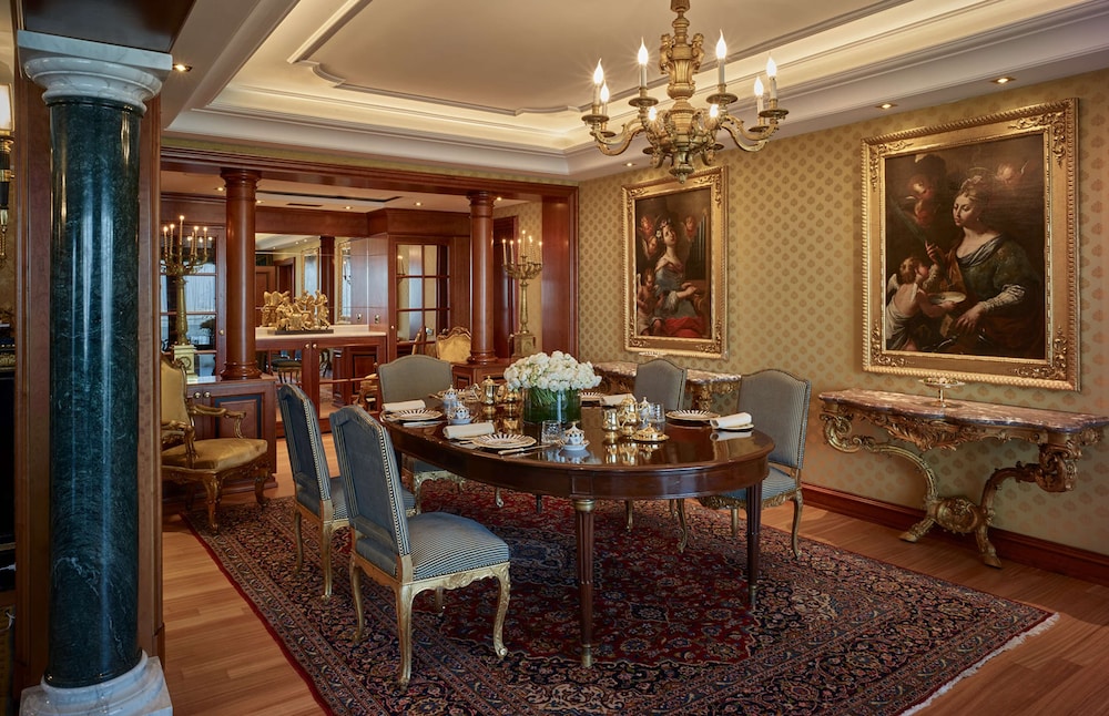 Signature Suite, 1 King Bed (Petronius Suite)