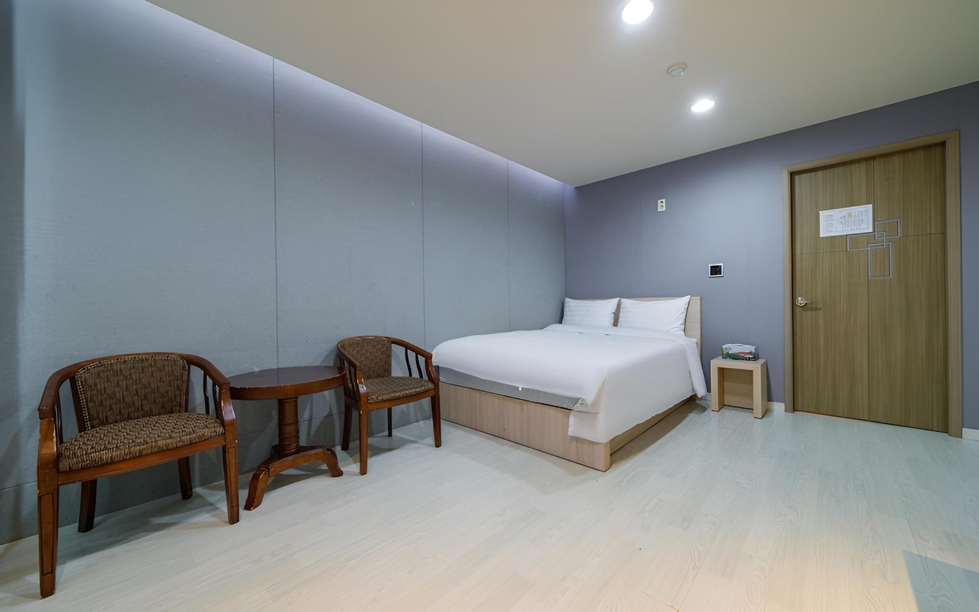 Room (Standard room (OTT Available)) - Photo 9