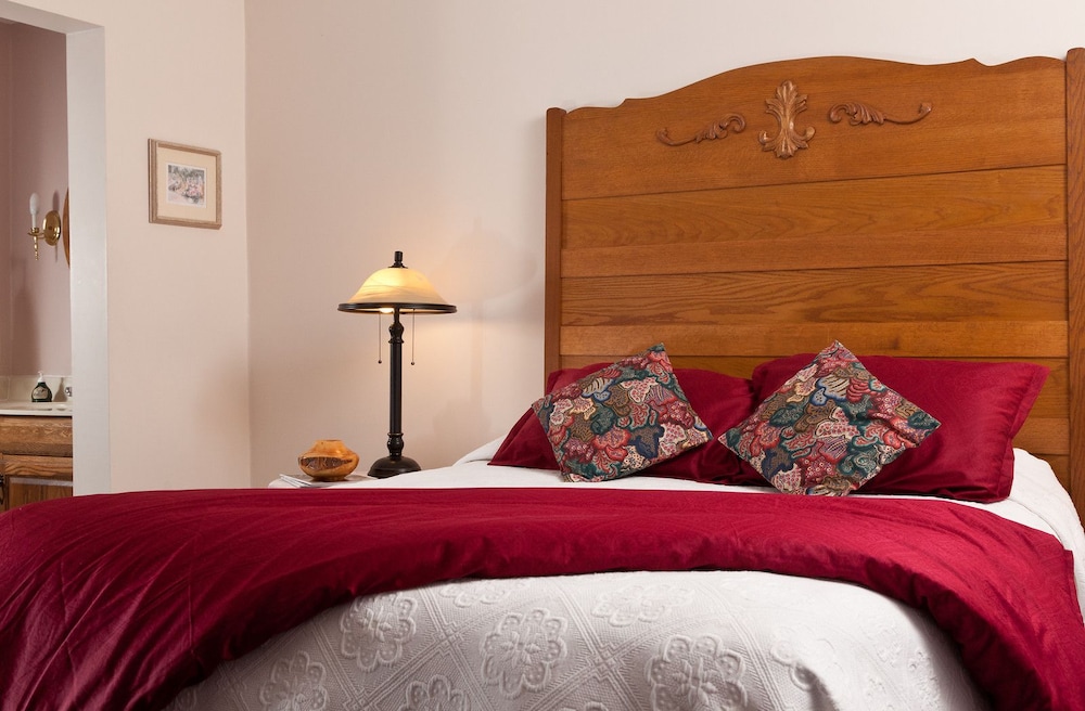 Double Room, 1 King Bed (Redbud)