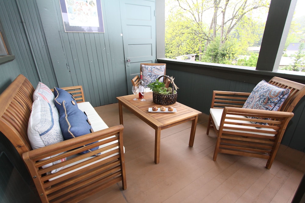 8. Vintage Tower Suite photo 2
