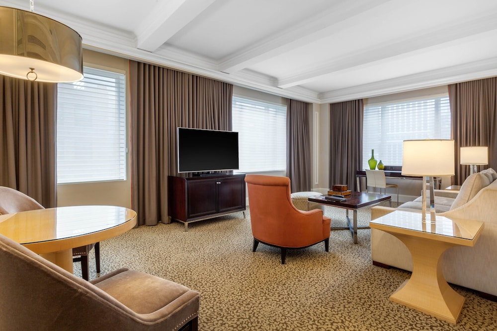 Executive Suite, 1 King Bed (Madison) thumbnail 5