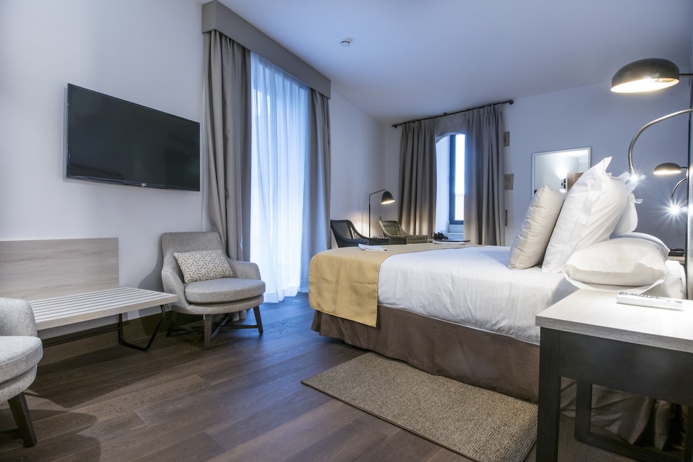 Standard Twin Room (2 adults + 1 child) photo 2