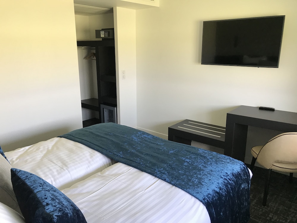 Comfort Room, 1 Queen Bed, Non Smoking (Twin bed on request) - Photo 10