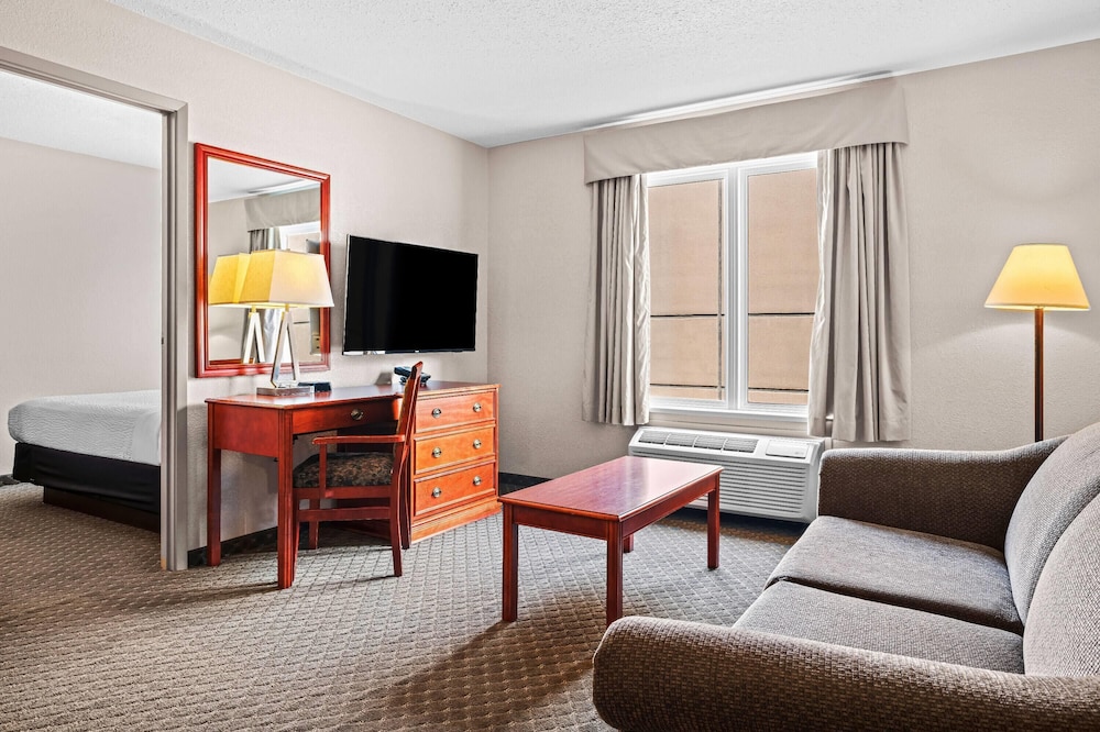 1 Queen Bed 1 Sofa bed Bedroom Efficiency photo 3