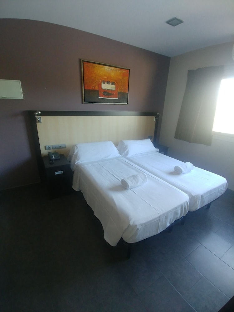 Twin Room - Photo 4