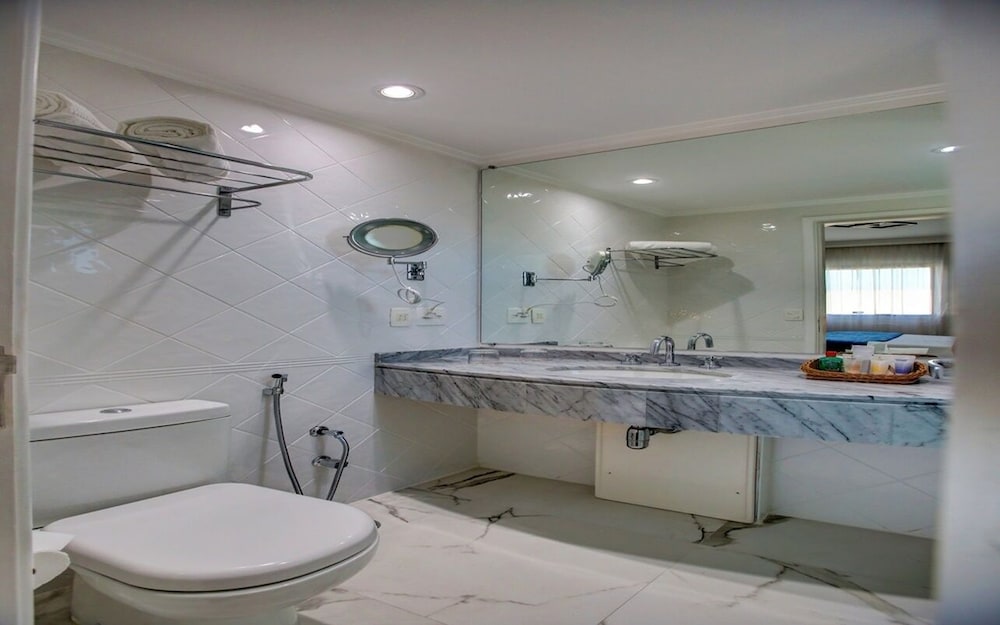 Executive Suite, 1 King Bed With Sofa Bed - Photo 2