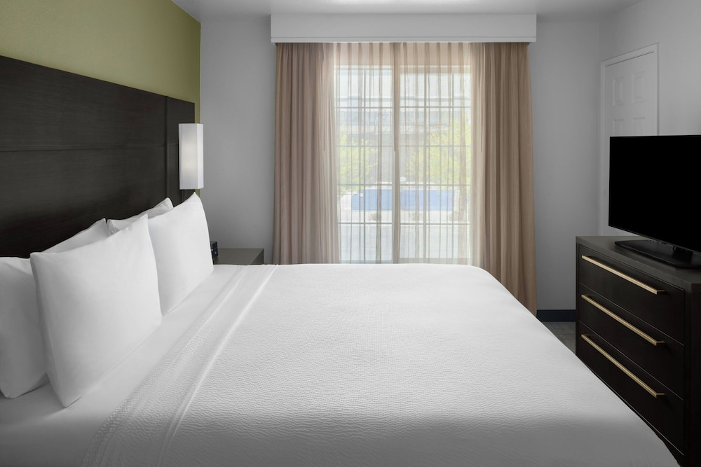 Suite, 1 Bedroom (Mobility/Hearing Access, Roll-in Shwr) photo 2