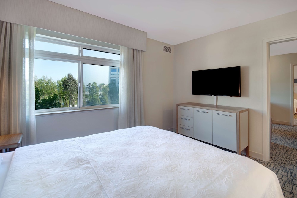 Two Bedroom Suite, One King and One Queen Bed, Non-Smoking - Photo 2