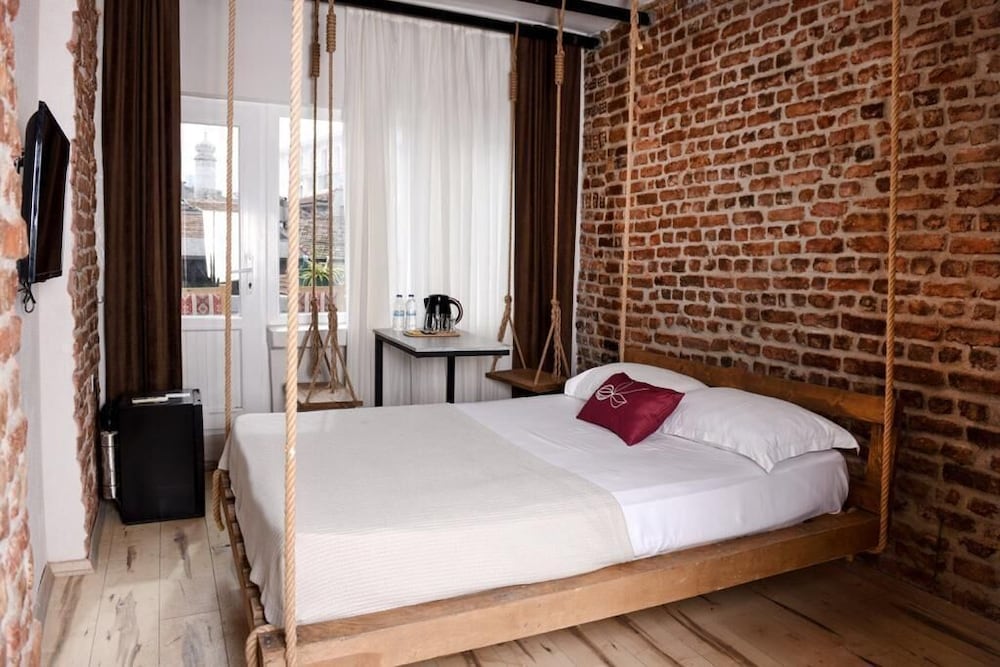 Romantic Double Room Single Use, 1 Queen Bed photo 1