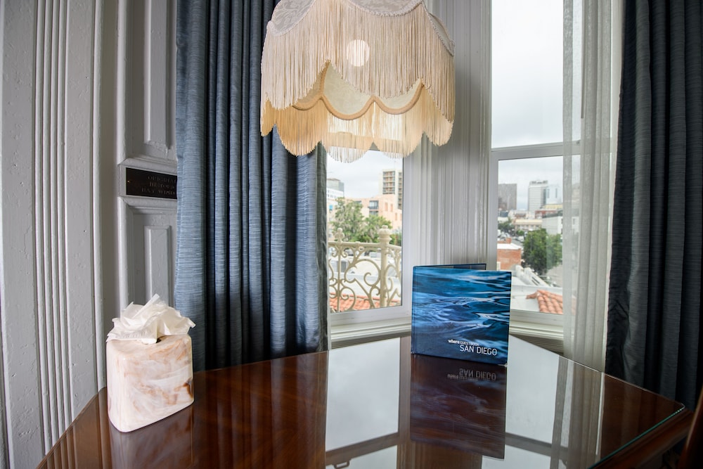 Room, 1 King Bed, Fireplace, City View photo 3