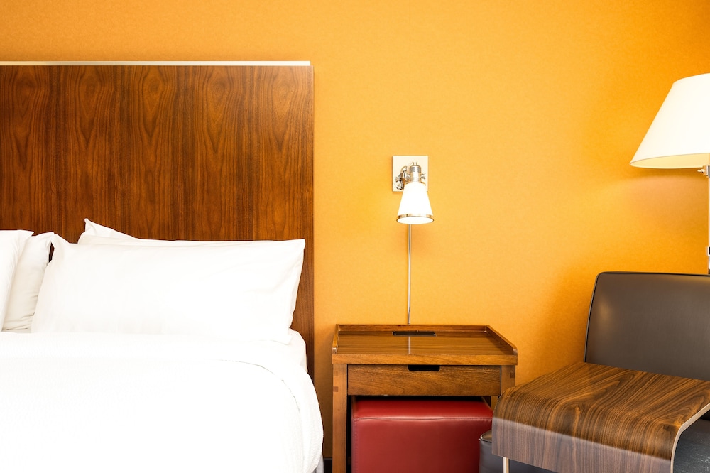Deluxe Room, 1 King Bed with Sofa bed photo 2