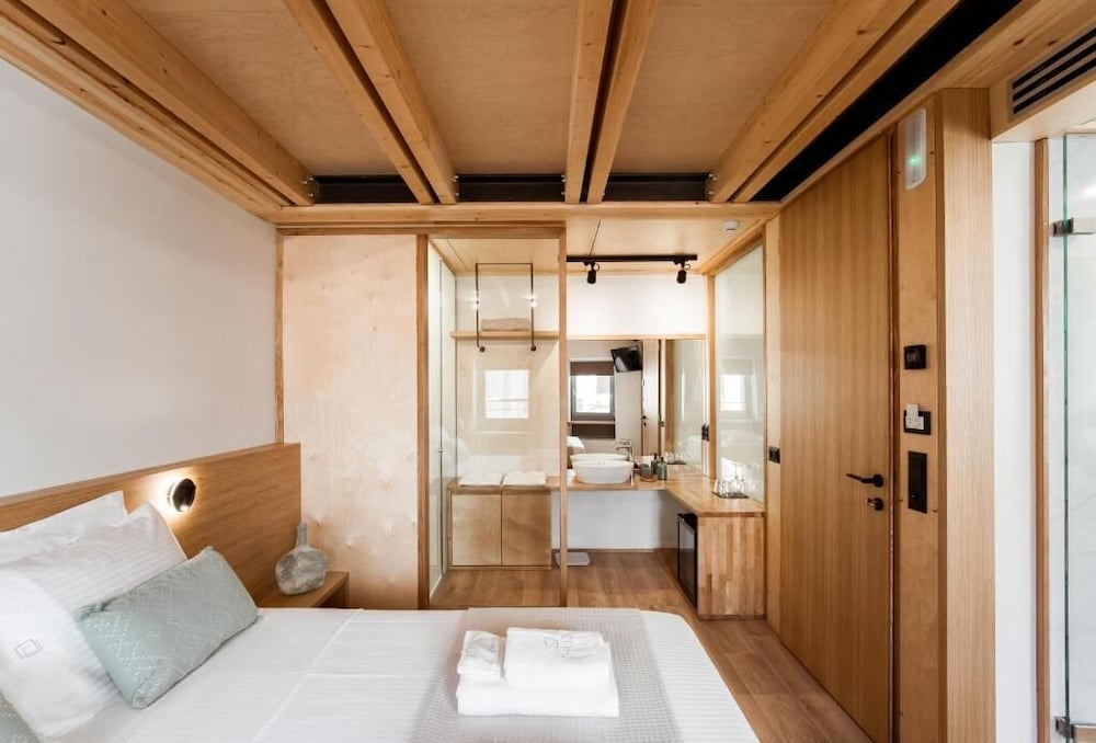 Deluxe Suite, Bath
