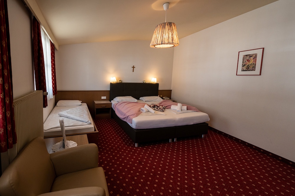 Standard Double or Twin Room photo 1