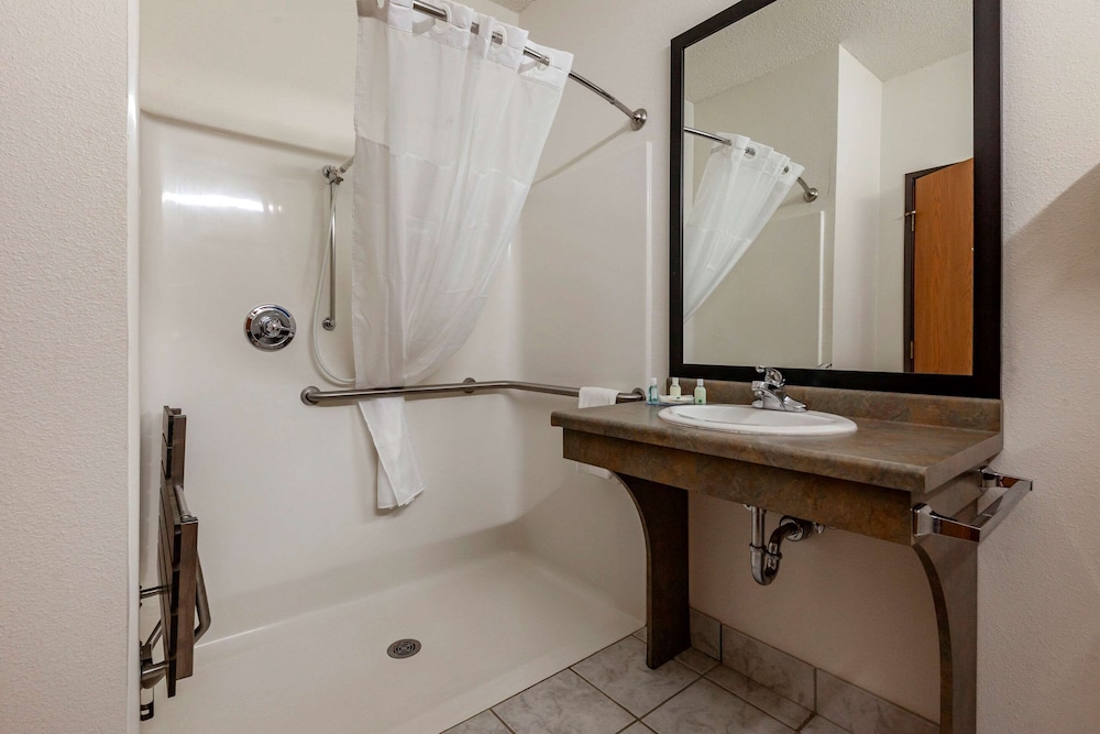 Room, 2 Queen Beds, Accessible, Non Smoking (Roll-In Shower) - Photo 4