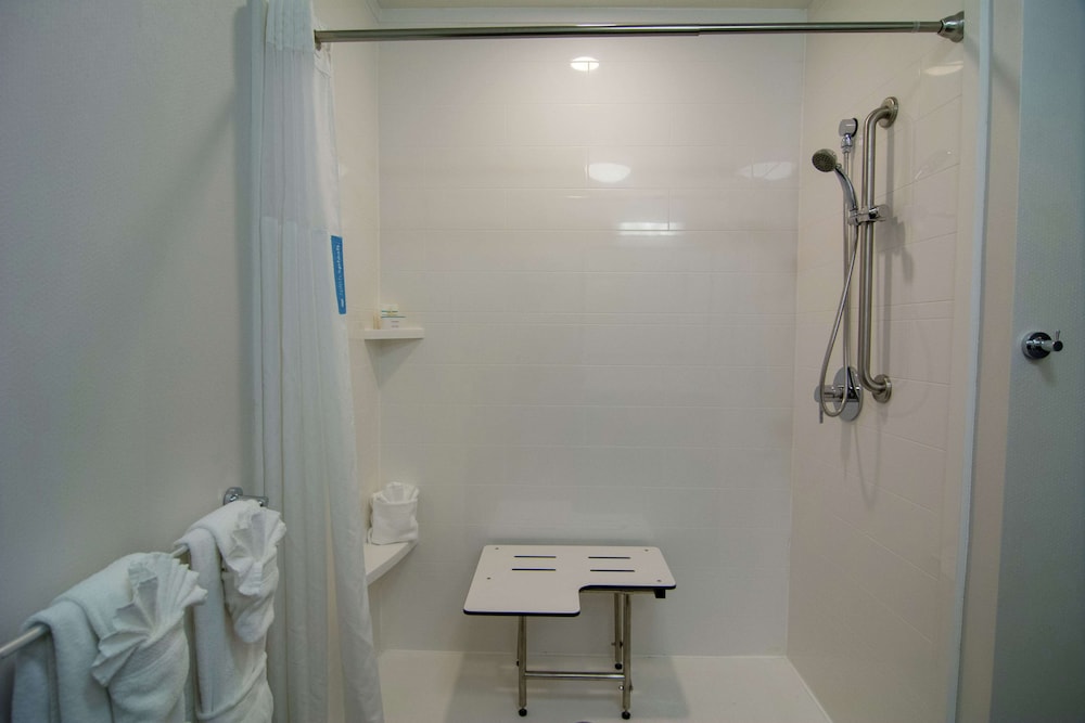 Room, 1 King Bed, Accessible - Photo 3