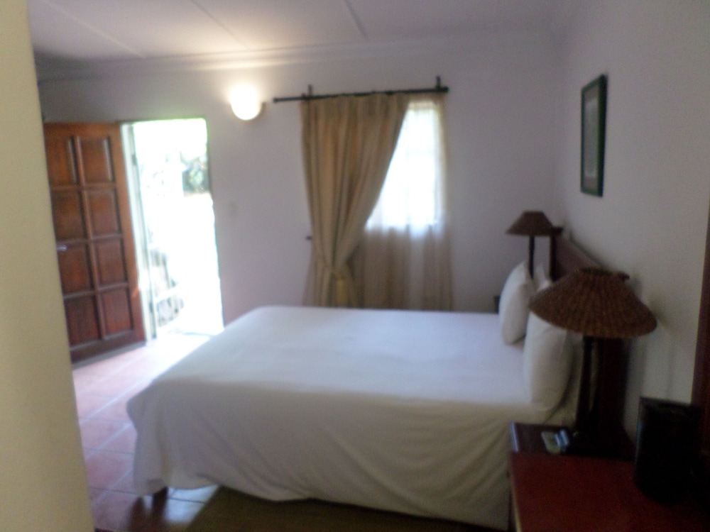 Basic Double Room, 1 Queen Bed, Non Smoking, Garden View photo 1
