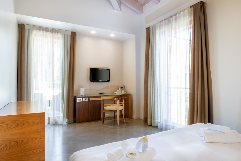 Suite with Hot Tub and Terrace - Photo 3