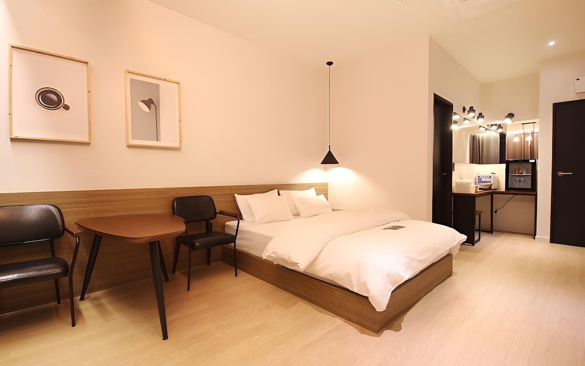 Room (Premium - Walkie Special (No Parking)) - Photo 2