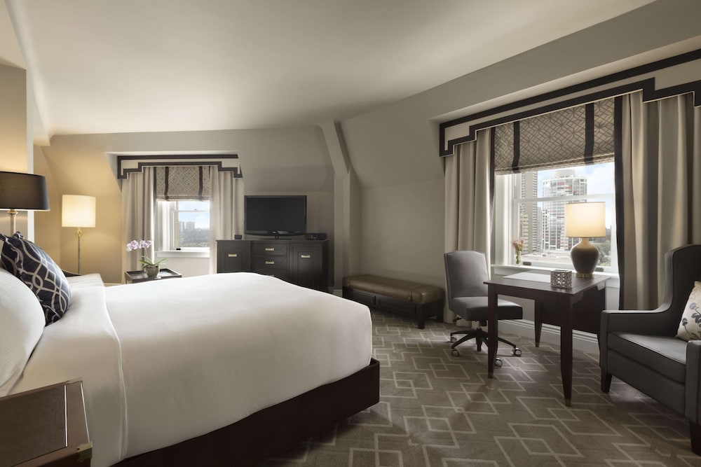 Room, 1 King Bed, Non Smoking (Fairmont Gold King) - Photo 4
