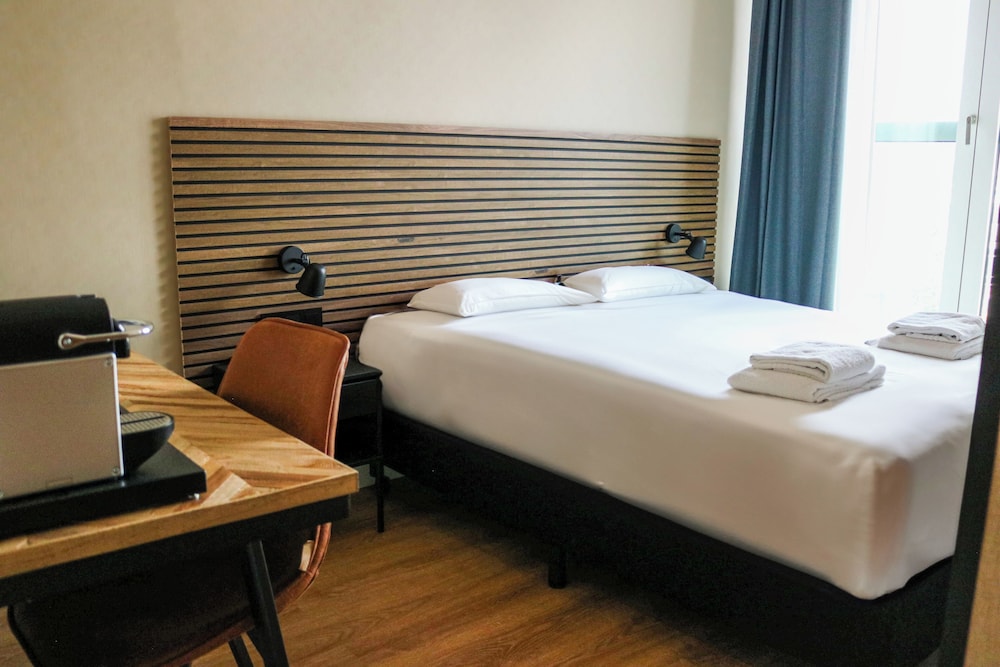 Economy Triple Room photo 3