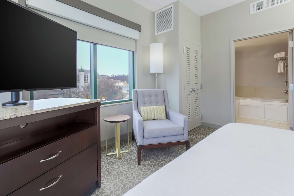 One King Bed, Accessible - Photo 4