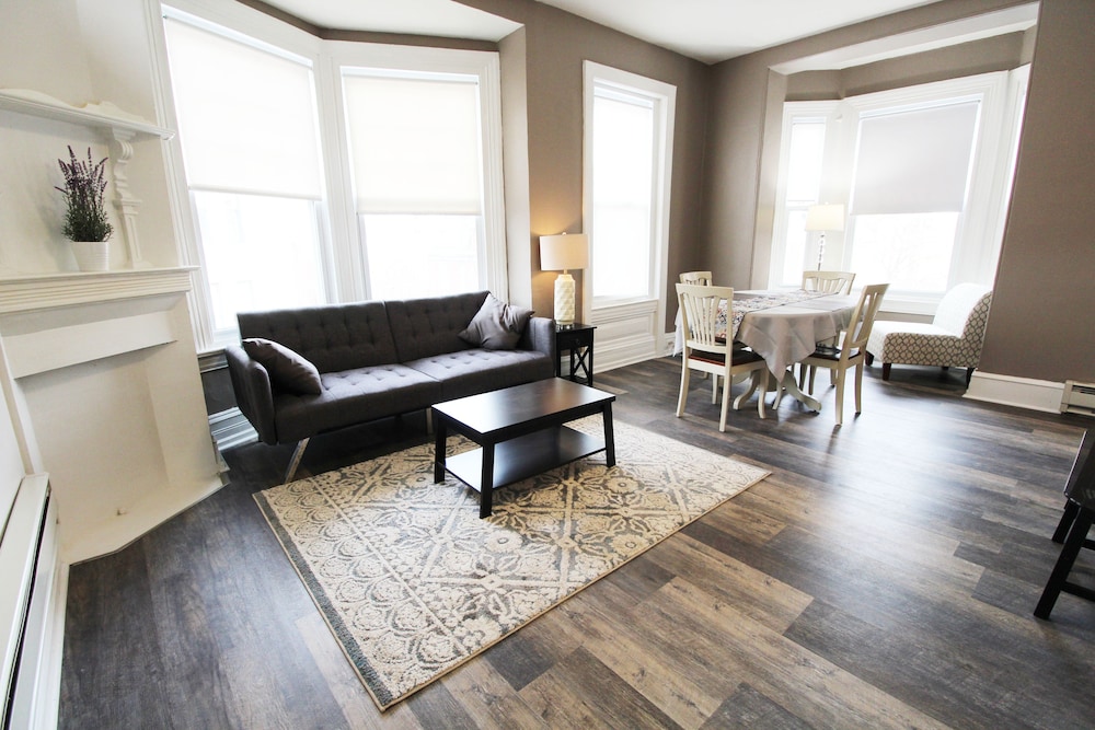 Executive Suite (401)