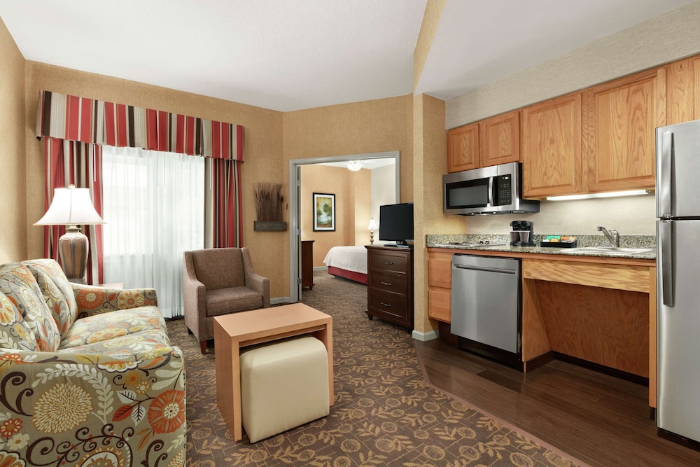 Suite, 1 King Bed, Accessible (Roll-In Shower) photo 2
