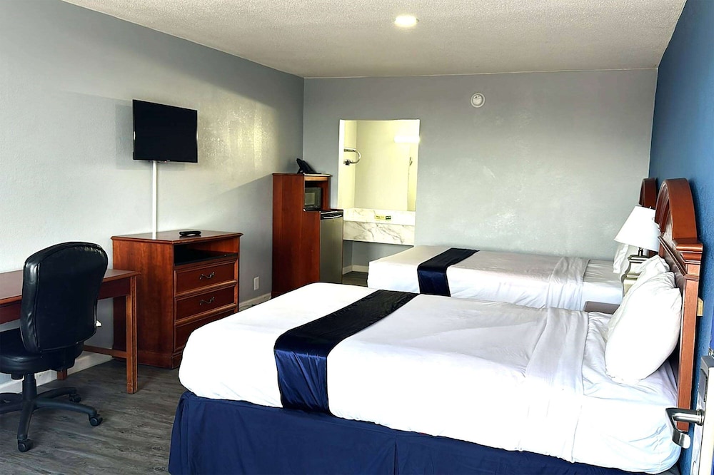 Room, 2 Queen Beds, Non Smoking - Photo 1