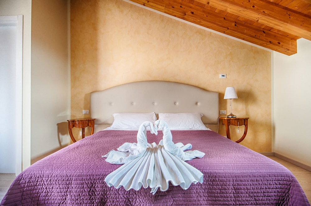 Superior Double Room thumbnail 6