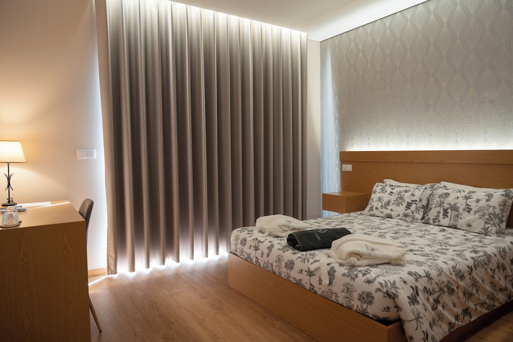 Superior Suite, 1 King Bed, River View photo 1