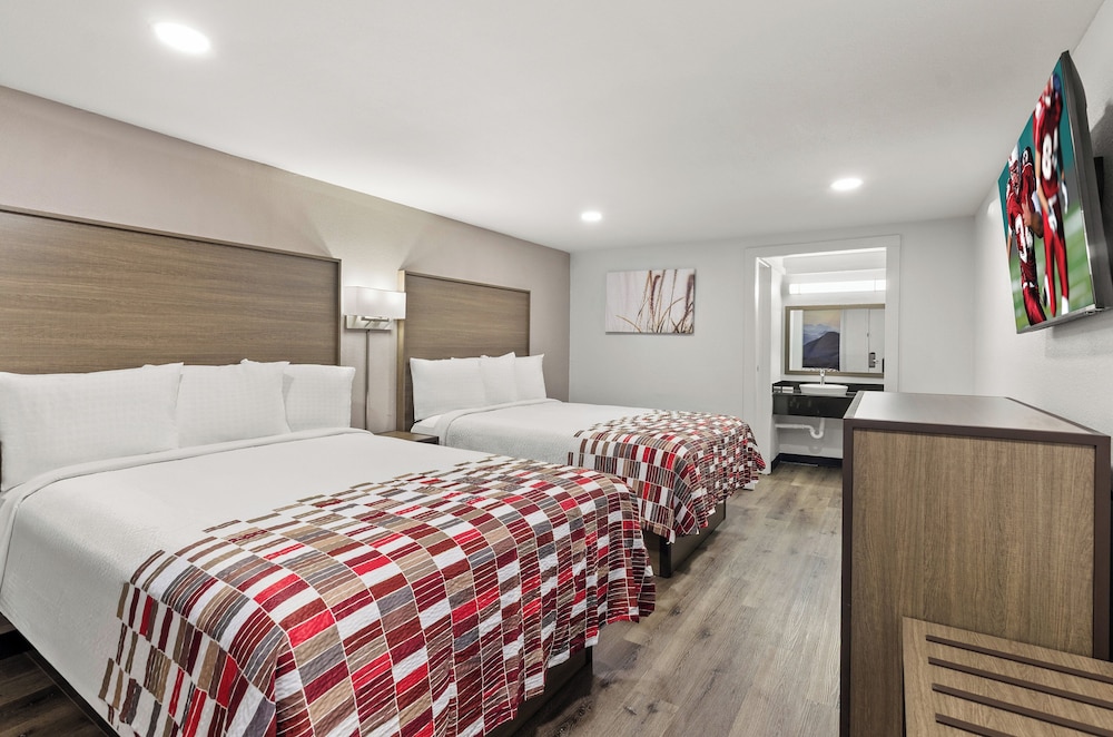 Deluxe Room, 2 Queen Beds, Smoking photo 1