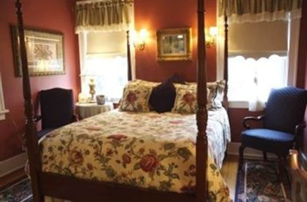 Deluxe Room, 1 Queen Bed, Jetted Tub photo 2