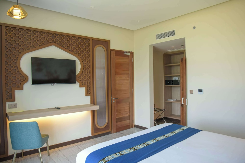 Deluxe Room, 1 King Bed, City View - Photo 11