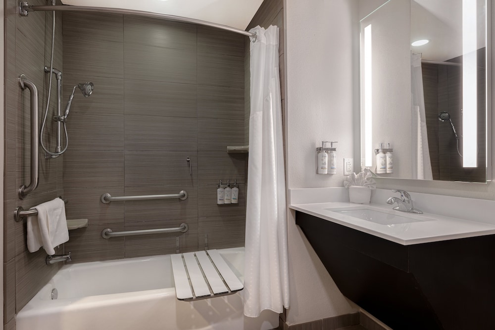 Suite, 1 Bedroom, Accessible (Mobility, Accessible Tub) - Photo 2