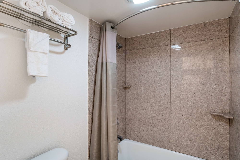 Deluxe Quadruple Room, 2 Double Beds, Smoking, Refrigerator & Microwave photo 3