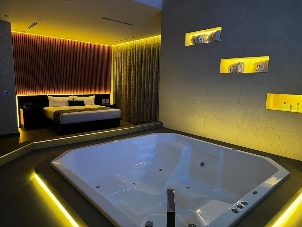 Deluxe Suite, Jetted Tub - Photo 2