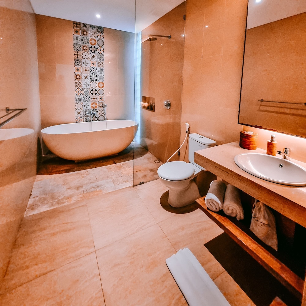 Suite, Pool View - Photo 12