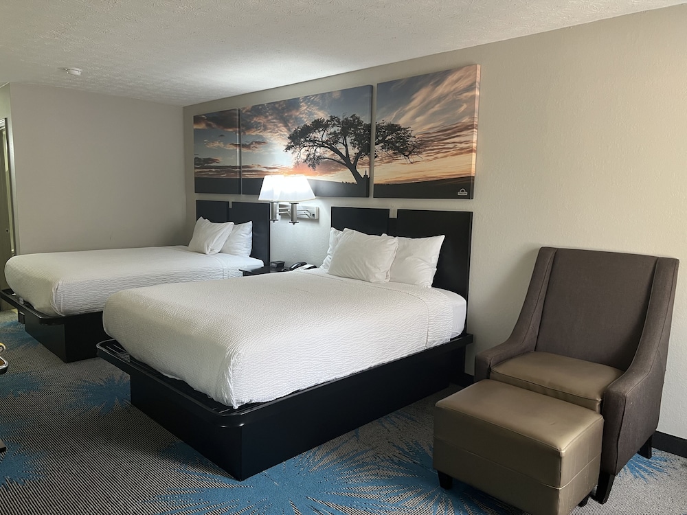 Standard Room, 2 Queen Beds - Photo 4